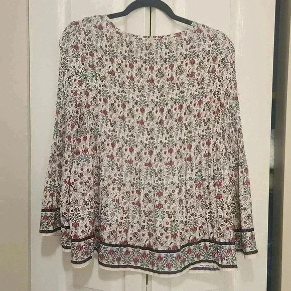Max Studio: pleated top: bell sleeve: Size large - Picture 4 of 6